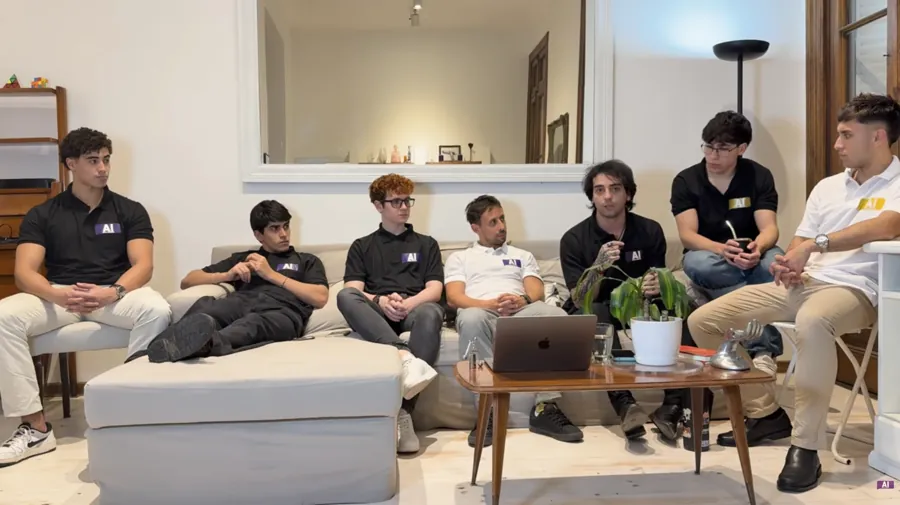 Equipo del programa de formación en IA de Infragrowth, sentado en ronda con una laptop