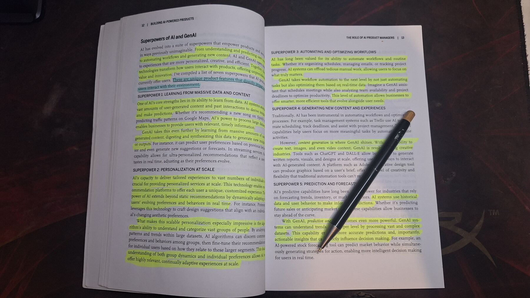 Páginas 12 y 13 del libro abiertas en la sección de superpoderes de la IA, con la definición subrayada en azul y varios superpoderes resaltados en amarillo