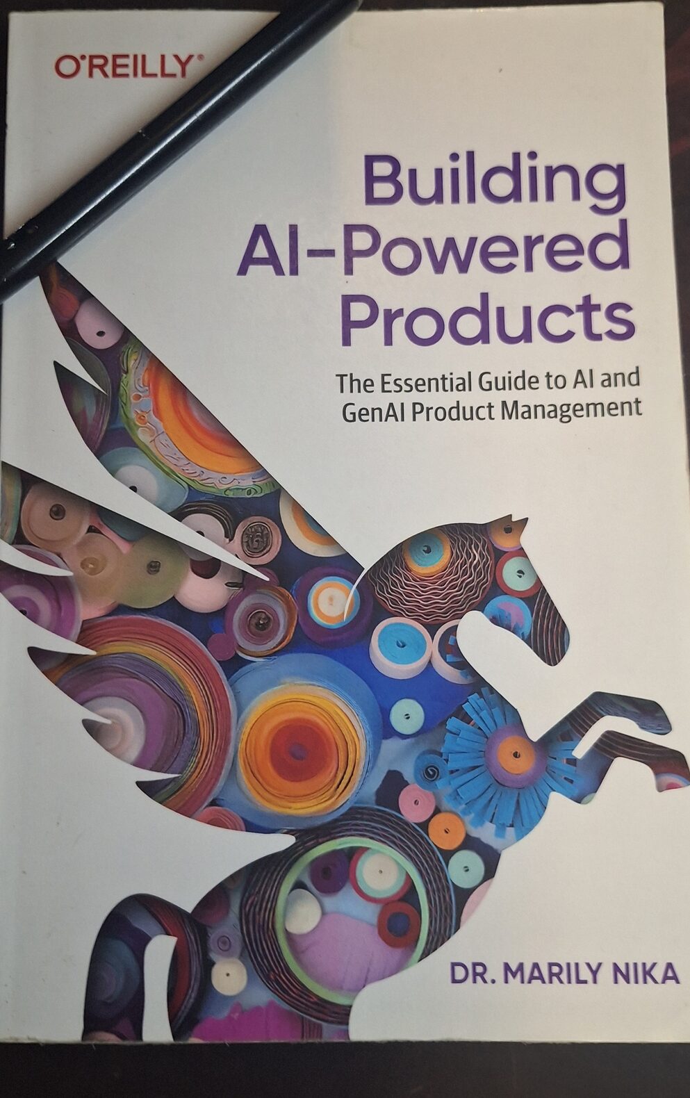 Ejemplar impreso de Building AI-Powered Products, de la Dra. Marily Nika, editado por O'Reilly